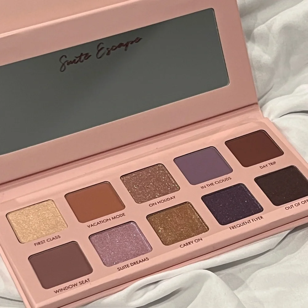 SUITE ESCAPE PALETTE ❤️💙💜💛🧡 - Picture 3 of 4